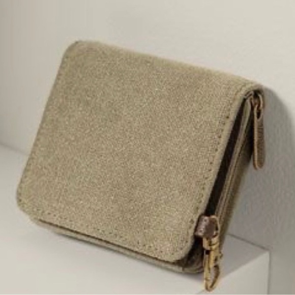 Thirty-One Clip N’ Zip Wallet - Picture 1 of 4